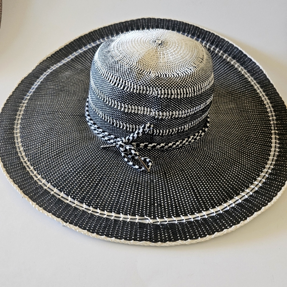 GIOVANNIO NEW YORK Black White Paper Straw Wide Brim Sun Hat church poolside
